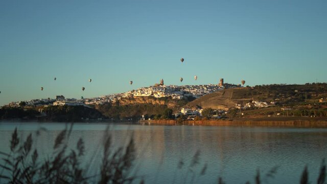 Carrera de globos aerost&aacute;ticos sobre el pueblo blanco  de Arcos de la frontera en C&aacute;diz, Andaluc&iacute;a