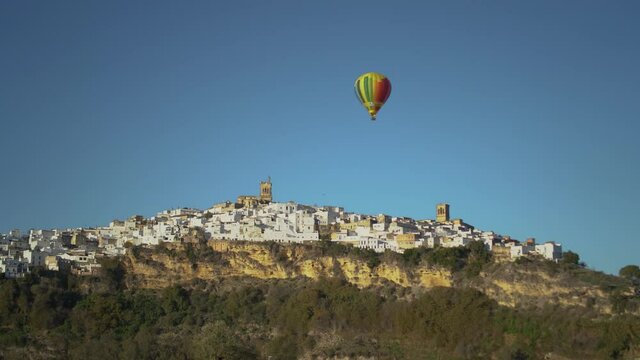 Carrera de globos aerost&aacute;ticos sobre el pueblo blanco  de Arcos de la frontera en C&aacute;diz, Andaluc&iacute;a