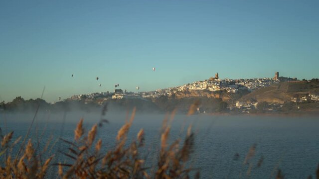 Carrera de globos aerost&aacute;ticos sobre el pueblo blanco  de Arcos de la frontera en C&aacute;diz, Andaluc&iacute;a