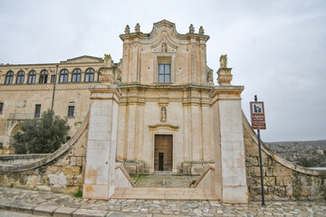 Obraz premium The facade of an ancient church in Matera, an ancient city built into the rock. It is located in the Basilicata region, Italy.
