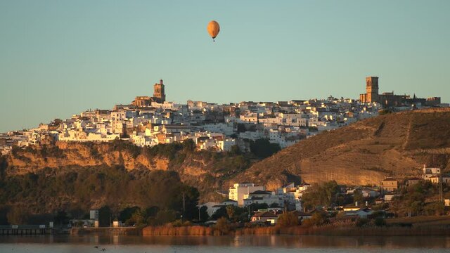 Carrera de globos aerost&aacute;ticos sobre el pueblo blanco  de Arcos de la frontera en C&aacute;diz, Andaluc&iacute;a
