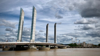 Obraz premium Pont sur fleuve avec ciel couvert.