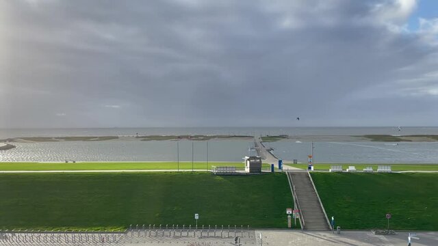 Kitesurfer in B&uuml;sum