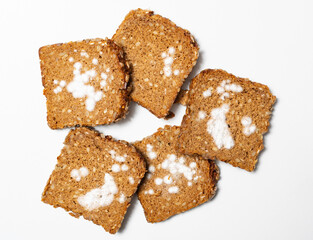 Weißer Schimmel auf ein Vollkornbrot