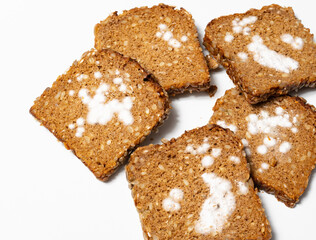 Weißer Schimmel auf ein Vollkornbrot