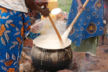 des femmes préparent un repas commun dans un village du Burkina Faso .