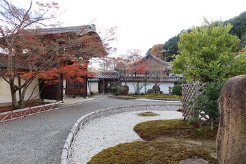 Kara-mon Gate and autumn leaves in the precincts of Nison-in Temple at Saga in Kyoto City in Japan 日本の京都市嵯峨にある二尊院境内の唐門と紅葉