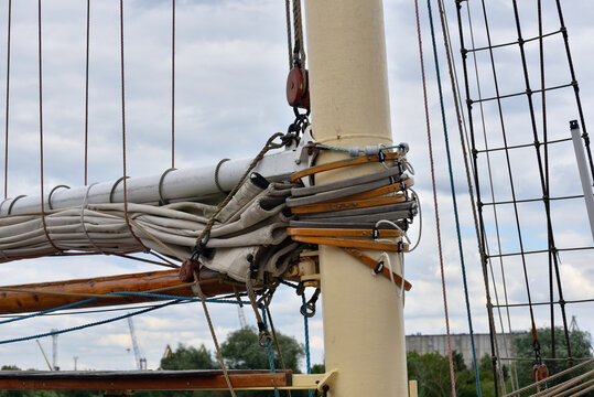 gaff rigging ready to put up