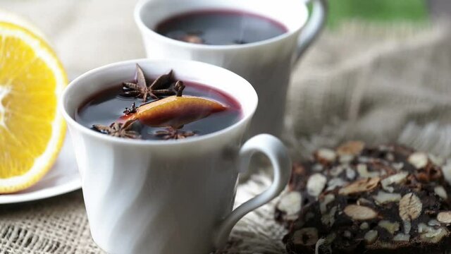 Tazza di vino caldo fumante 