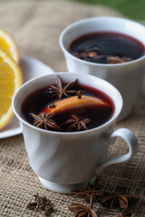 Tazza di vino caldo con arancia e spezie