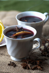 vino caldo con spezie nella tazza