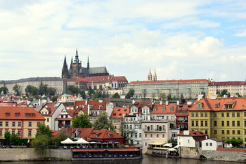 Fototapeta premium 晴天のプラハ城