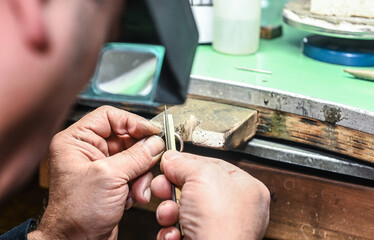 mains outils manuel joalerie bijoux fabrication 