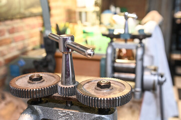 mains outils manuel joalerie bijoux fabrication laminoir laminer aplatir