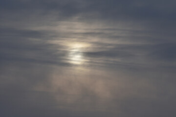 Słońce zamglone ciemnymi chmurami