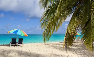 Poster Plage de Seven Mile, Grand Cayman Beach chairs and colorful umbrella on Paradise beach in Nassau, Bahamas
