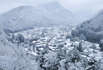 雪に覆われた洞川温泉と大峰山系