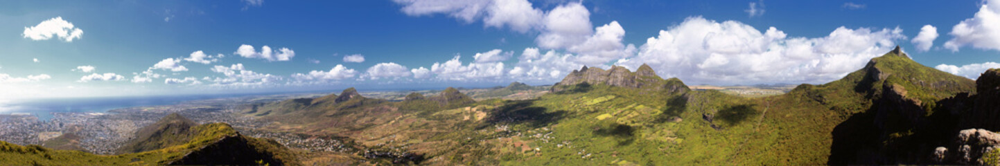 Fototapeta na wymiar Panoramic view from top of Letard mountain ridge lcoated at Vallée Pitot, Mauritius