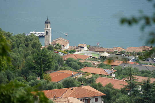 Blick auf Limone sul Garda mit Kirchturm