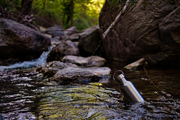 ruscello con boraccia