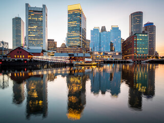 Fototapeta premium Boston in Massachusetts, USA showcasing the Boston Harbor and Financial District.