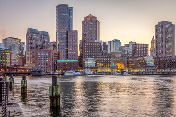 Naklejka premium Boston in Massachusetts, USA showcasing the Boston Harbor and Financial District.