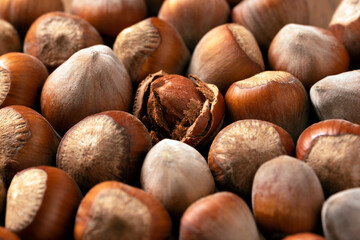 Immagine con primo piano di nocciole, frutta secca 