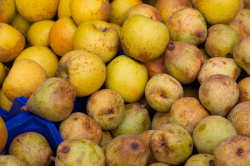 Manzanas y peras en un mercado