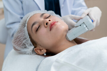 Obraz na płótnie Canvas Close up the dermatologist apply the High intensity focus ultrasound to the woman face for the facial treatment, rejuvenation and anti-aging.