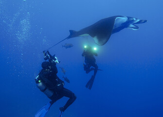 Underwater photographers and giant manta, Manta birostris, Revillagigedo Islands, San Benedicto Island, Mexico