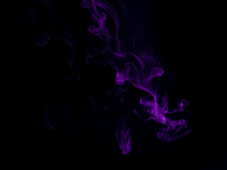Obraz premium Chaotic mixing smoke creates abstract patterns on a black background
