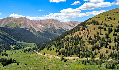 Fototapeta na wymiar Colorado's Highway 82 offers great mountain scenery from Aspen to Twin Lakes via Independence Pass