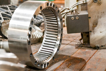 On the beams there is a gear with internal gears, completed on the machine.