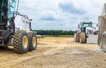 Tracteurs de terrassement sur chantier de construction