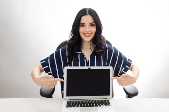 Mujer sonriente con computadora