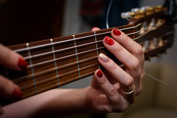 Manos de mujer tocando la guitarra