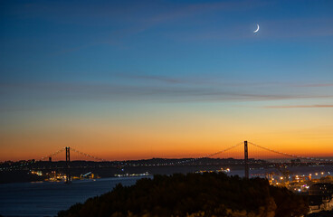 Fototapeta premium Ponte 25 de Abril Brücke mit Mond