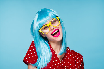 Obraz premium cheerful woman purple hair yellow glasses fashion glamor