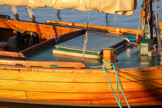 Details eines Segelboot. Ein Segelboot mit einem Schiffskörper aus feinsten bearbeiteten Holz, Anker und Ruder.
