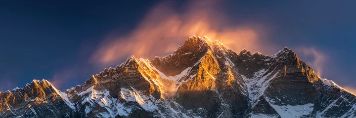 Keuken foto achterwand Mount Everest eerste zonlicht en wind in wolken boven de toppen Lhotse en Neptse dichtbij Everest in Nepal