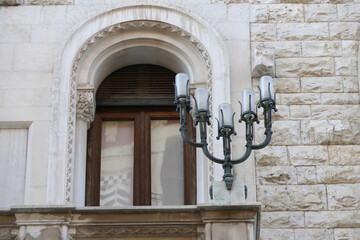 Antico candelabro con cinque bracci sul balcone - obrazy, fototapety, plakaty
