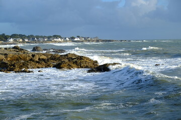 Obraz premium Some big waves at the rock coast 