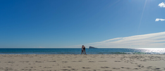 Pareja en la playa de Benidorm