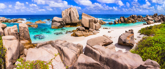 Schoonheid in de natuur. Seychellen eilanden. Uniek tropisch strand met granieten rotsen - Anse Cocos op het eiland La Digue