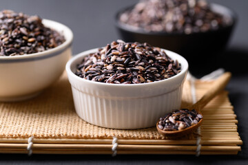 Fototapeta na wymiar Thai purple glutinous rice grain in bowl, Organic and healthy food