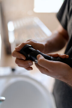 razor in hand