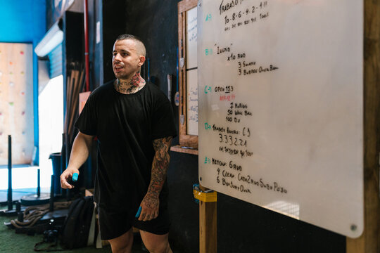 Trainer teaching a crossfit class at the whiteboard