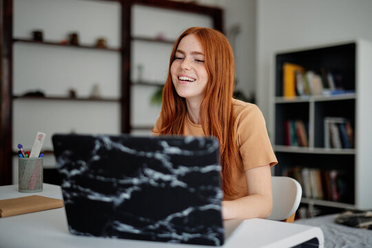 Student have online conversation 