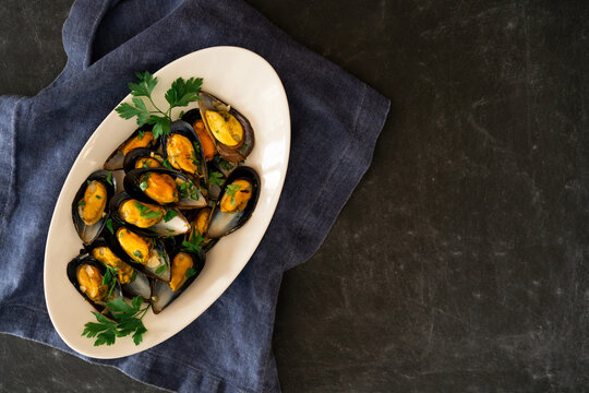 Mussels in sauce on plato
