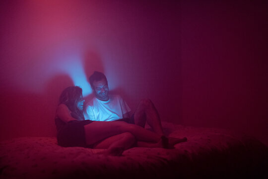Couple laughing with a tv serie